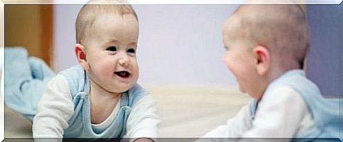 6 benefits of playing with the baby in front of the mirror