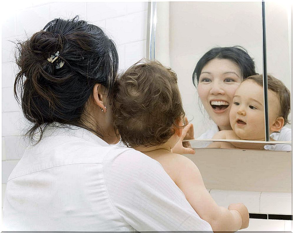 play with the baby in front of the mirror