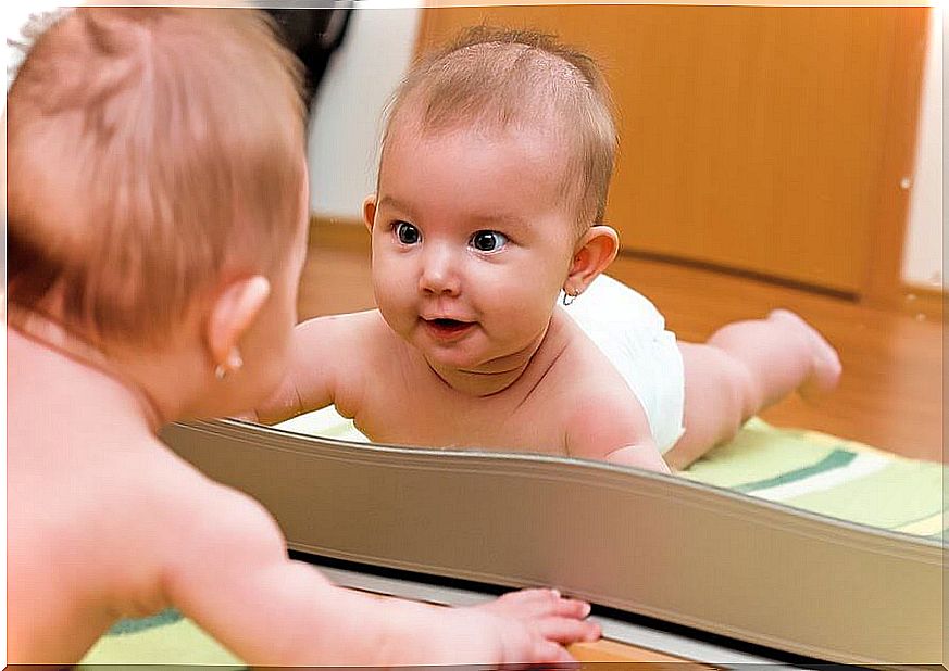 Psychomotor development when playing with the baby in front of the mirror 