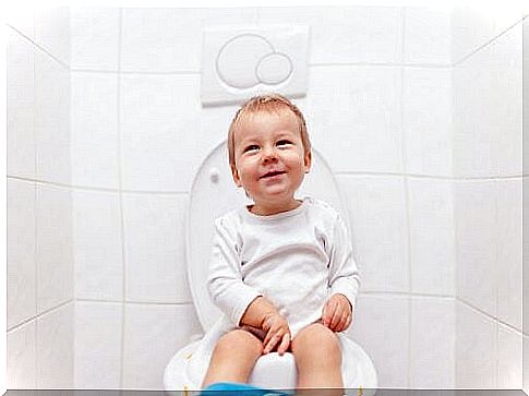 The first step for the child to leave the diaper is to buy a chamber pot or place a toilet adapter in the bathroom.