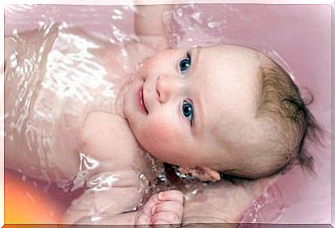 The bath, a sweet relaxation for the baby