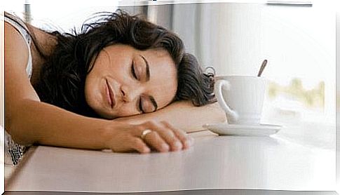 woman sleeping with a cup of coffee in front of her, Japanese method against laziness