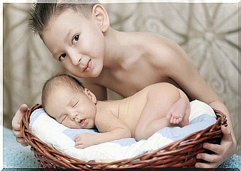 whether the children should see the birth of the new brother must be the mother's decision