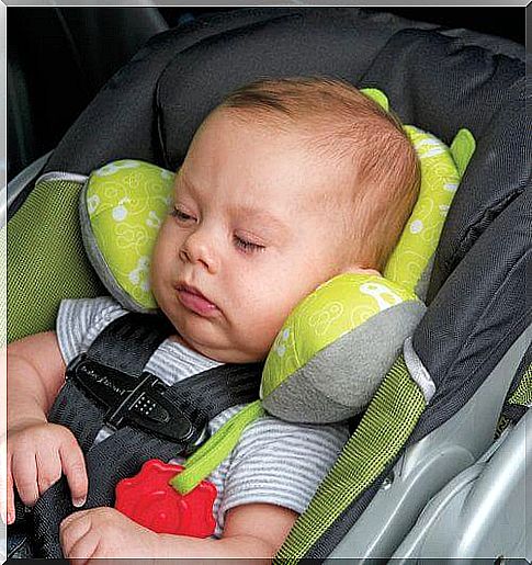 It is not suitable for the baby to sleep in the car seat