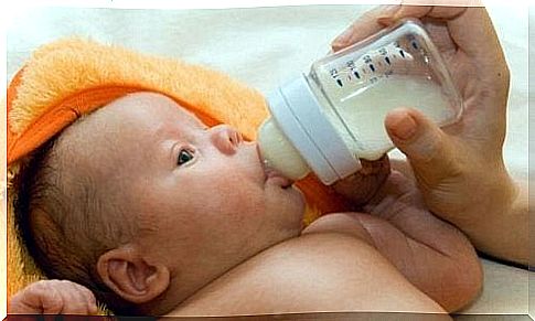 baby sucking bottle